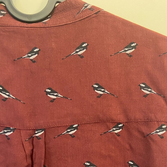 ✨4/$20✨ - Women’s top Burgundy with Sparrows - Picture 9 of 9